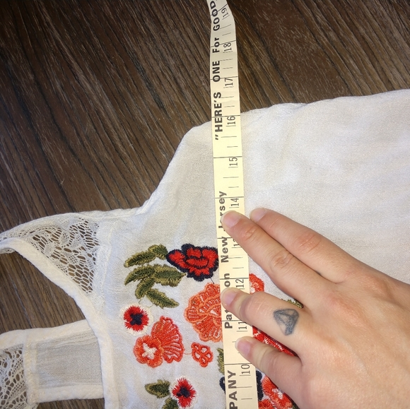 🌼🏵️🌺Embroidered tank🌺🏵️🌼 - Picture 4 of 8